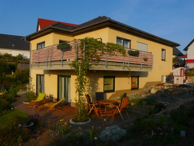 Ferienwohnung mit Holzterrasse und bequemen Mobiliar